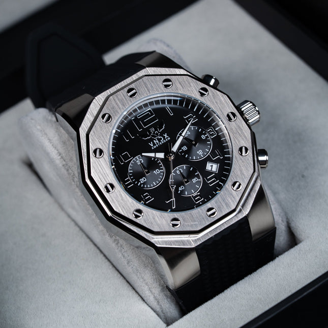 Horloge met zwarte siliconen band en zilveren kast