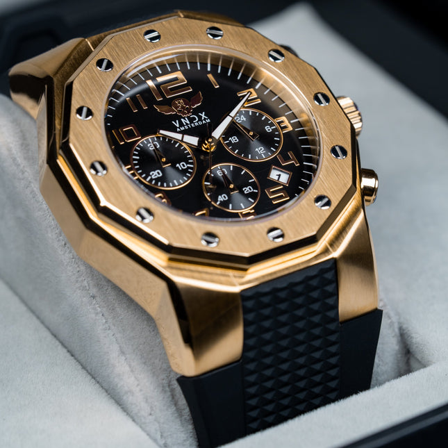 Horloge met zwarte siliconen band en gouden kast