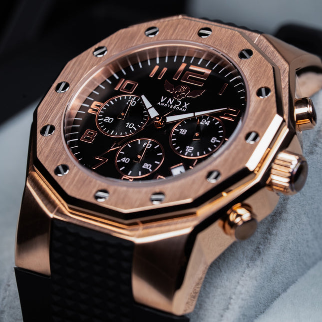 Horloge met zwarte siliconen band en rose gouden kast
