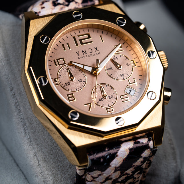 Dames horloge met beige leren band in snake print en gouden kast