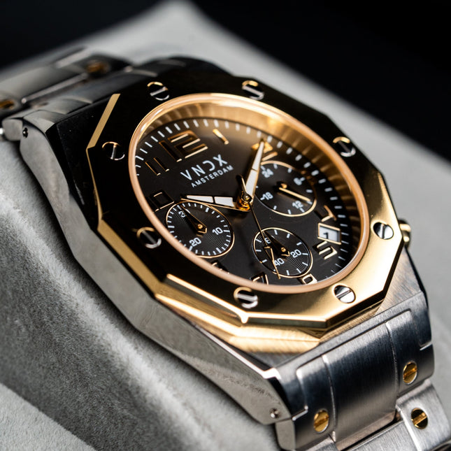 Dames horloge met zilver gouden kast en een zilveren band met gouden schroeven