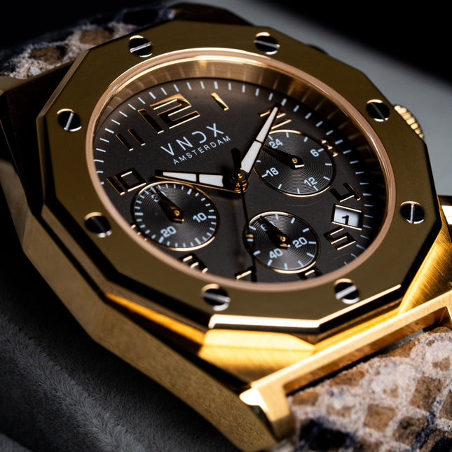 Dames horloge met bruine leren band in snake print en gouden kast