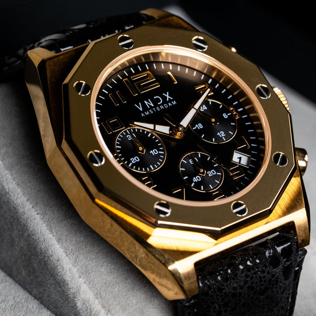 Dames horloge met zwarte leren band in snake print en gouden kast