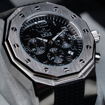 Horloge met zwarte siliconen band en zilveren kast