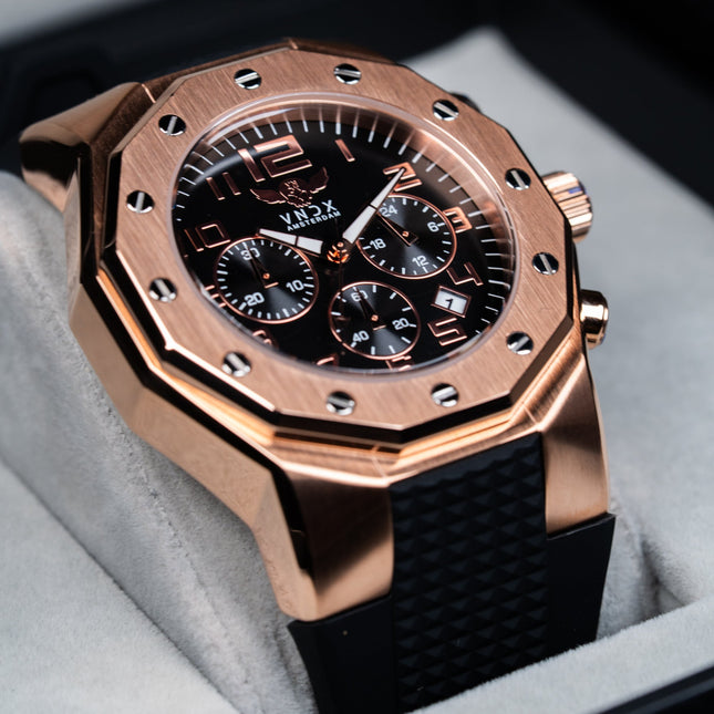 Horloge met zwarte siliconen band en rose gouden kast