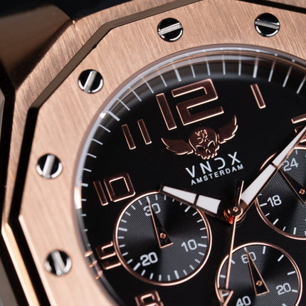 Horloge met zwarte siliconen band en rose gouden kast