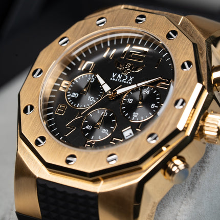 Horloge met zwarte siliconen band en gouden kast