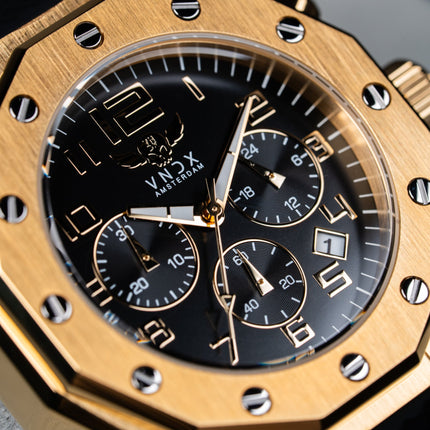 Horloge met zwarte siliconen band en gouden kast