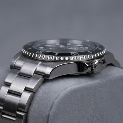 Schuin aanzicht zilveren heren horloge