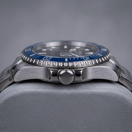 Zilveren heren horloge schuin aanzicht