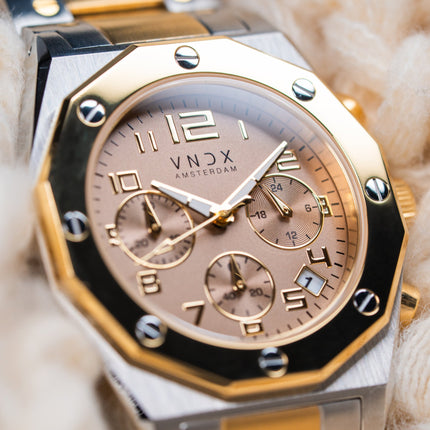 Dames horloge met zilver gouden kast en een zilver gouden band 